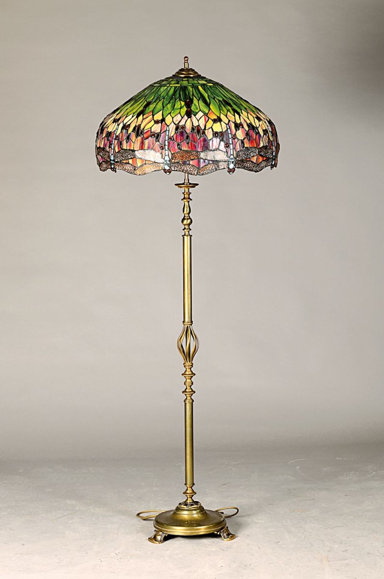 Stehlampe mit großem Bleiglasschirm im Tiffany-Stil,