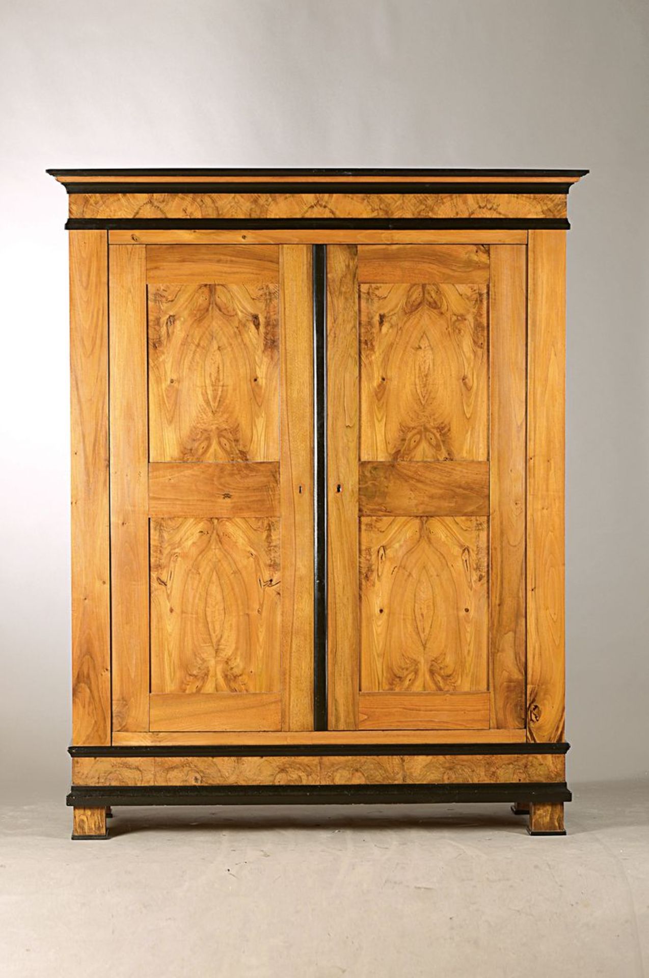 Kleiderschrank, Biedermeier, um 1830, Kirschbaumfurnier,