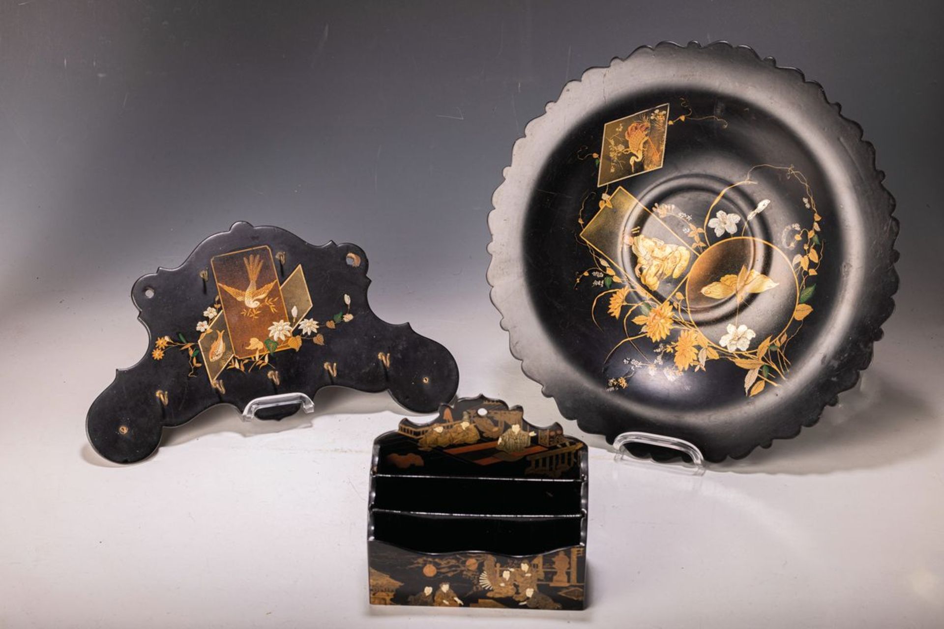 Drei Schwarzlackobjekte, Japan, späte Meiji -Zeit,