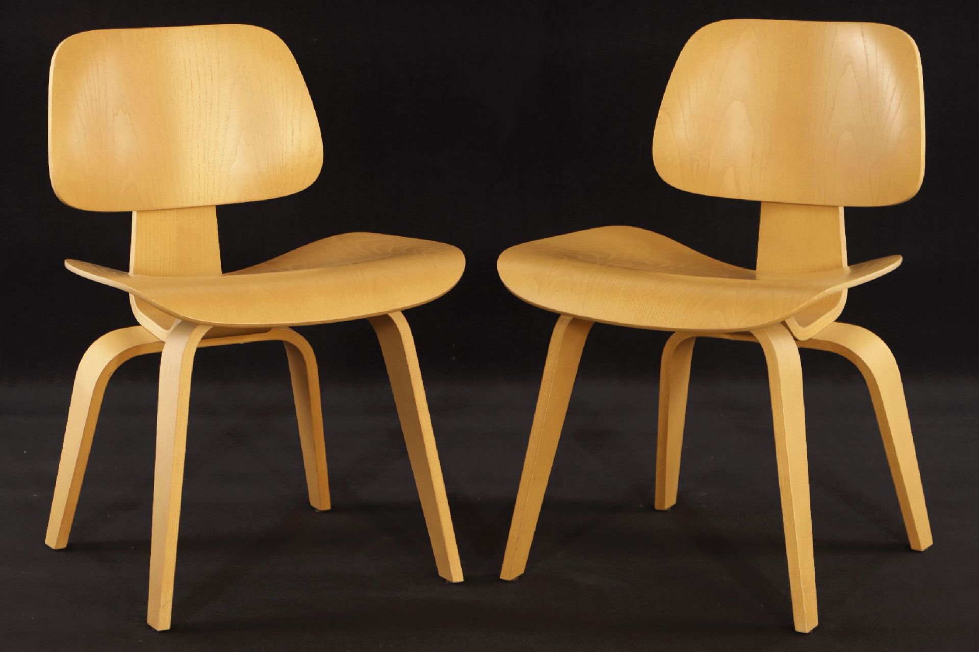 2 Sessel, 'Vitra',  Modell: Plywood Group LCW, Design
