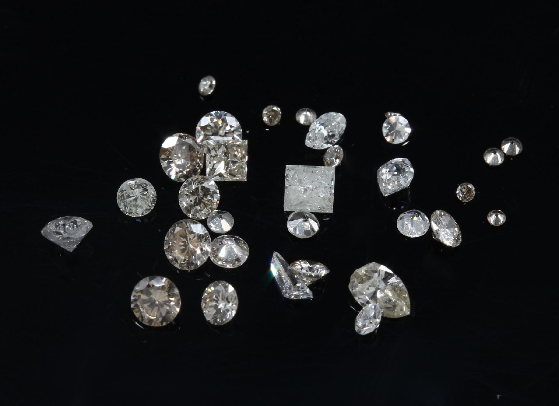Lot Brillanten und Diamanten, zus. ca. 2.30ct - Bild 2 aus 4