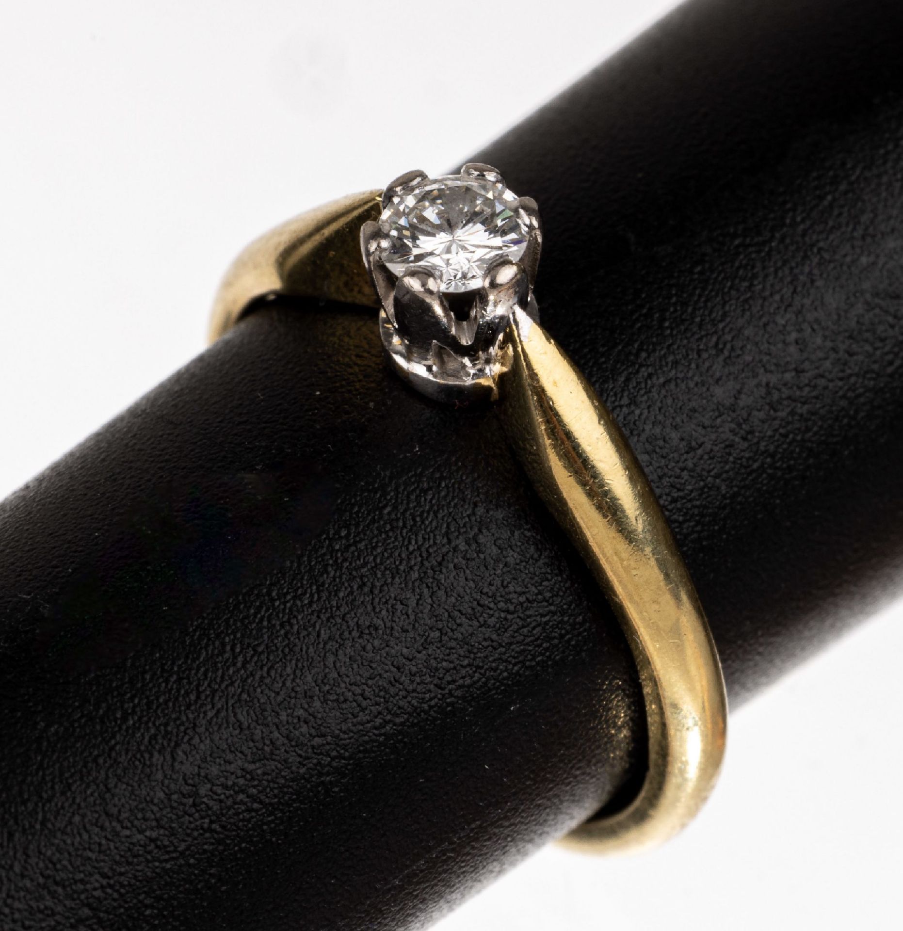 14 kt Gold Ring, GG/WG 585/000, in WG gefasster Brillant