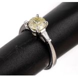 18 kt Gold Diamant-Ring,   WG 750/000, mittigBrillant ca.