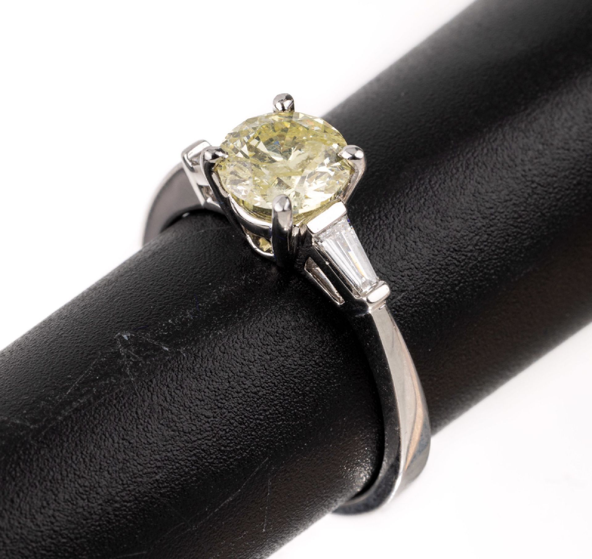 18 kt Gold Diamant-Ring, WG 750/000, mittigBrillant ca.