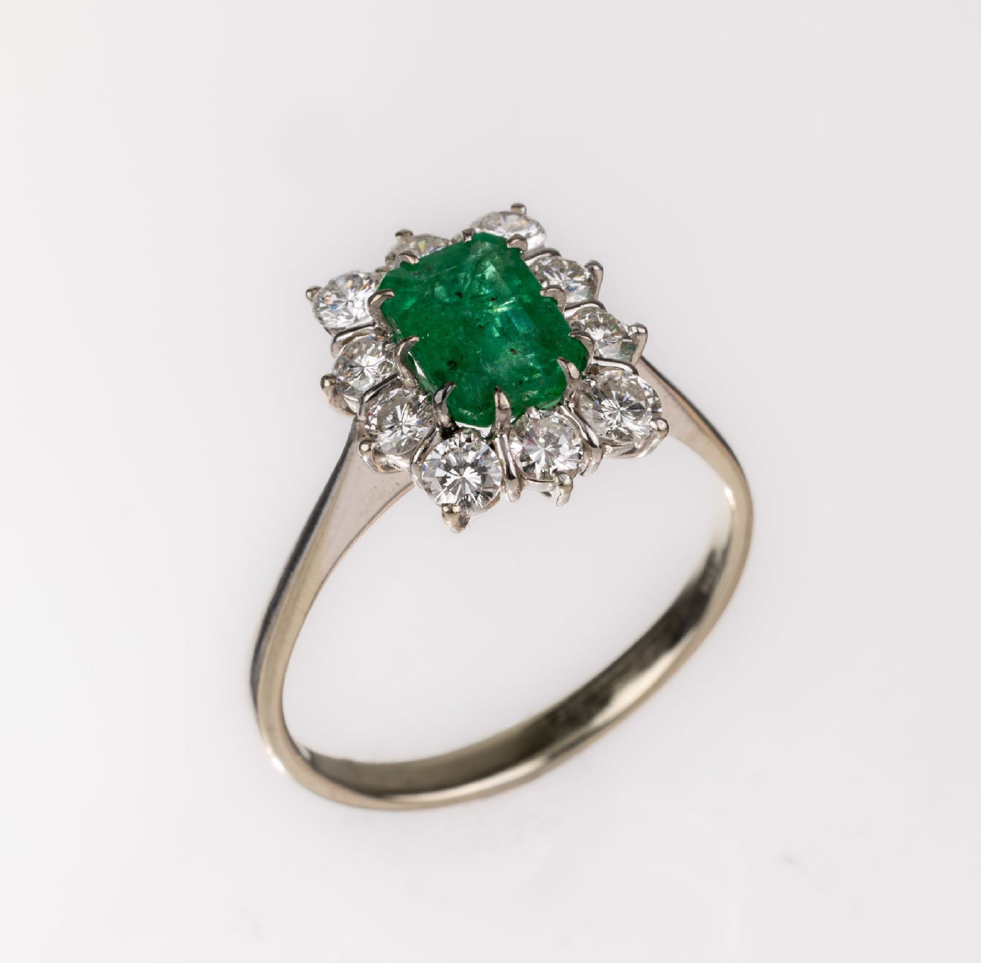 18 kt Gold Smaragd-Brillant-Ring, WG 750/000, mittig