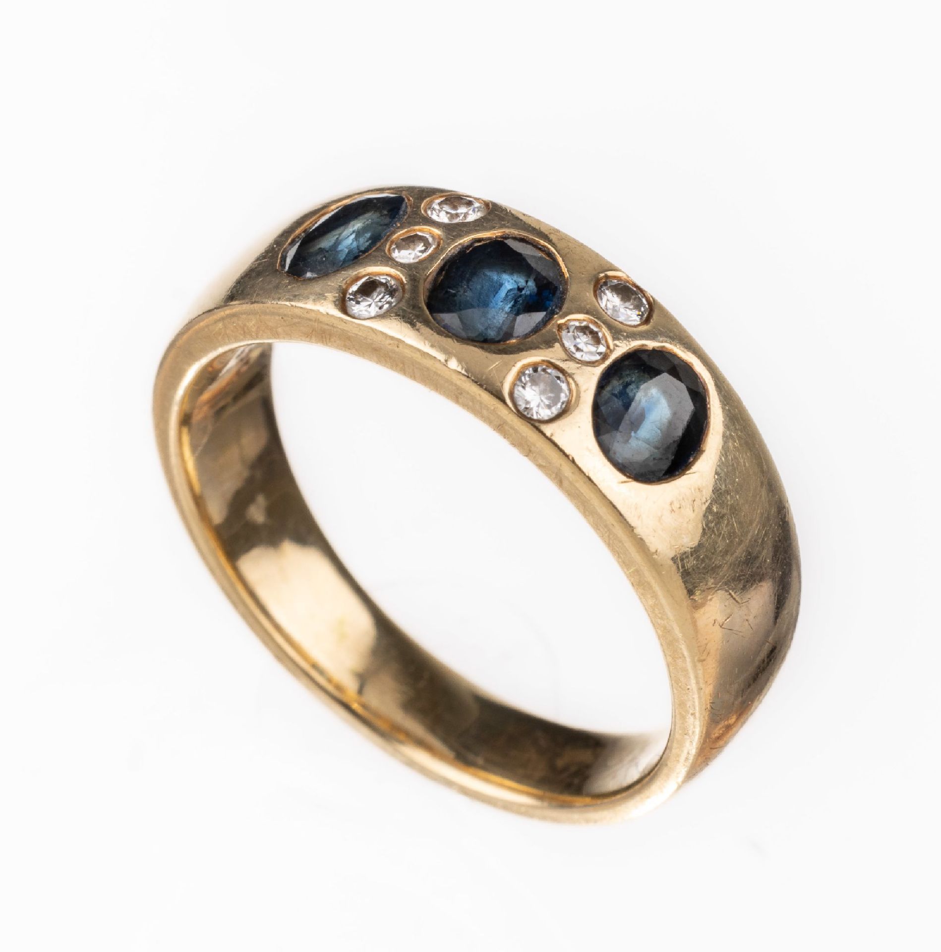 14 kt Gold Saphir-Diamant-Ring,   GG 585/000,3 ovalfacett.