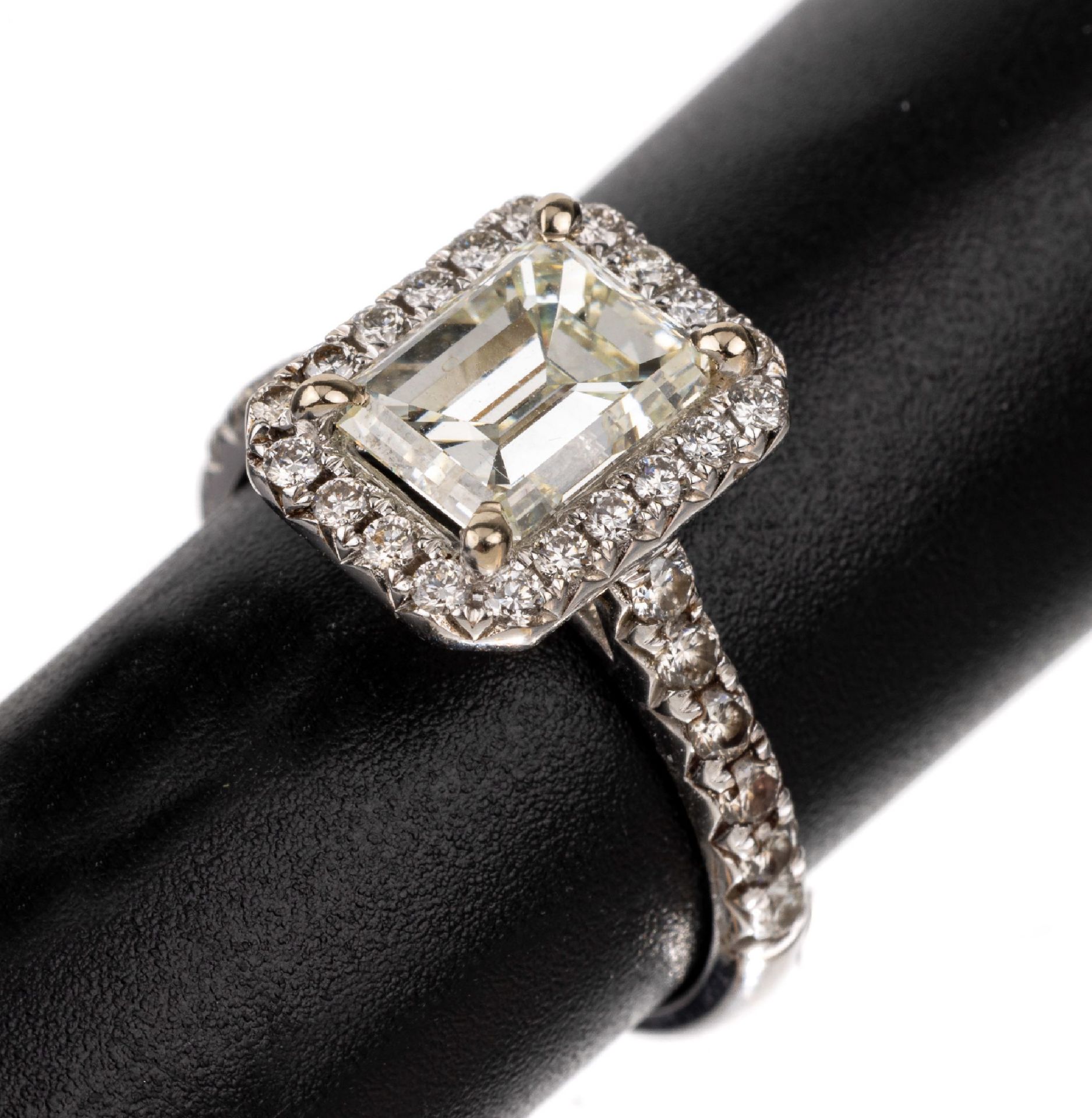 18 kt Gold Diamant-Ring,   WG 750/000, mittigDiamant im