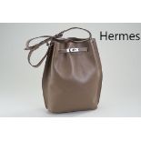 HERMES SO Kelly Shoulder Bag mit Staubbeutel,   Etoupe