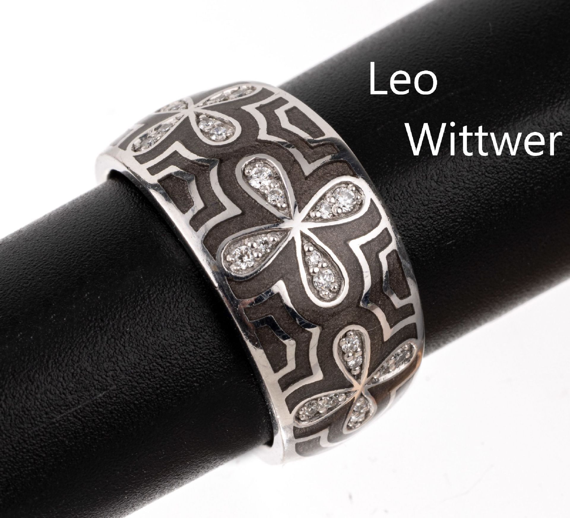 18 kt Gold LEO WITTWER Brillant-Ring mit Email,   WG