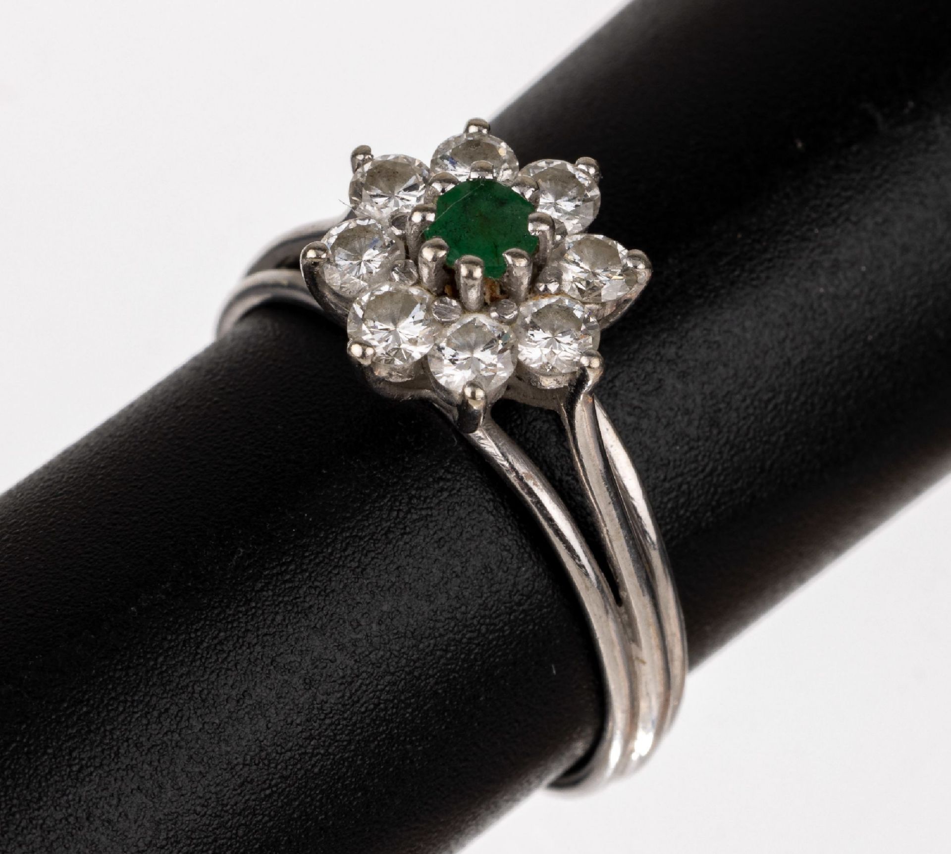 14 kt Gold Smaragd-Brillant-Ring,   WG 585/000, mittig