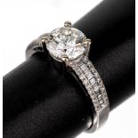 18 kt Gold Diamant-Ring, WG 750/000, mittigBrillant ca.