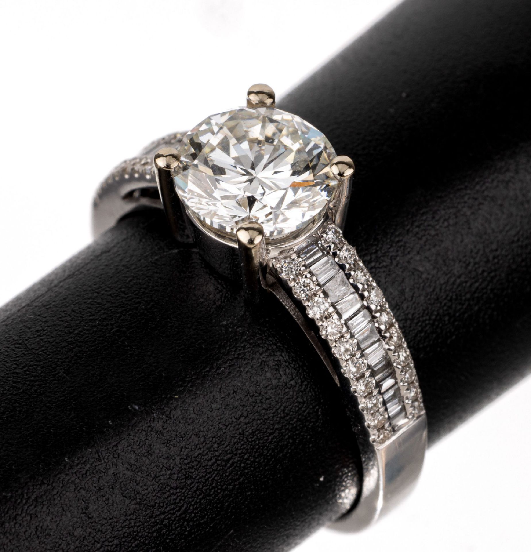 18 kt Gold Diamant-Ring,   WG 750/000, mittigBrillant ca.