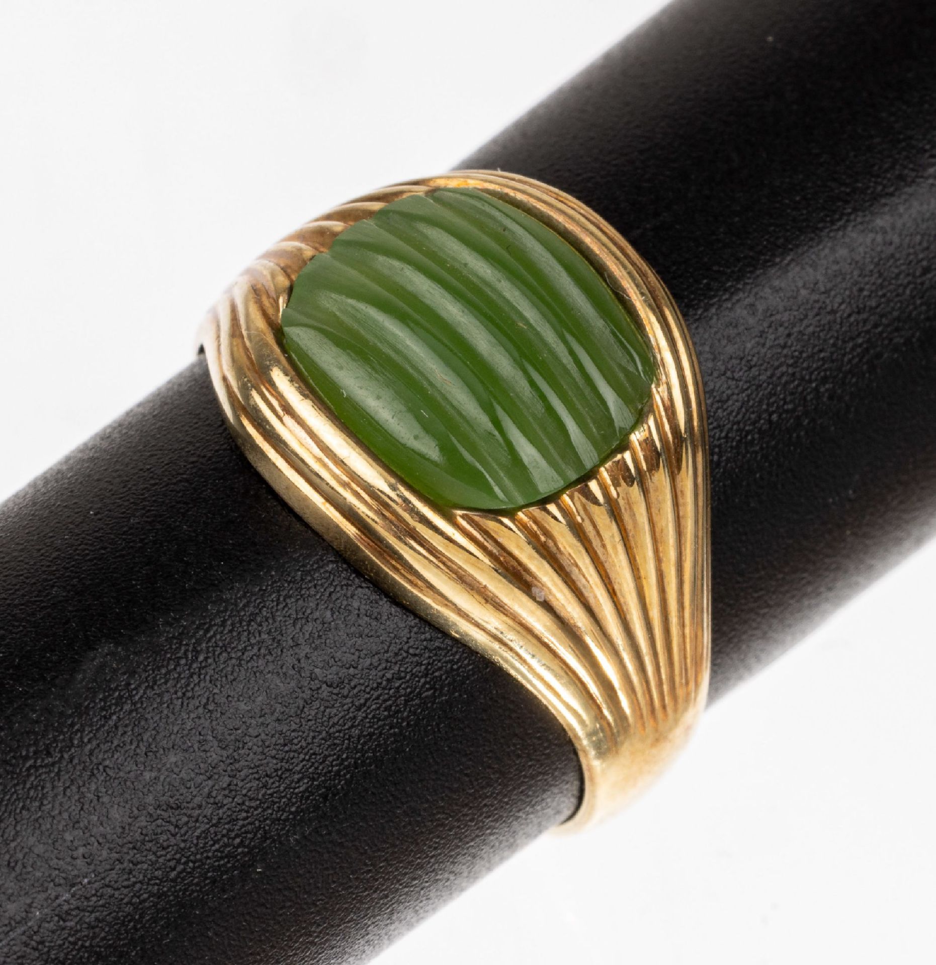 14 kt Gold Jade-Ring,   GG 585/000, schlichteGestaltung,