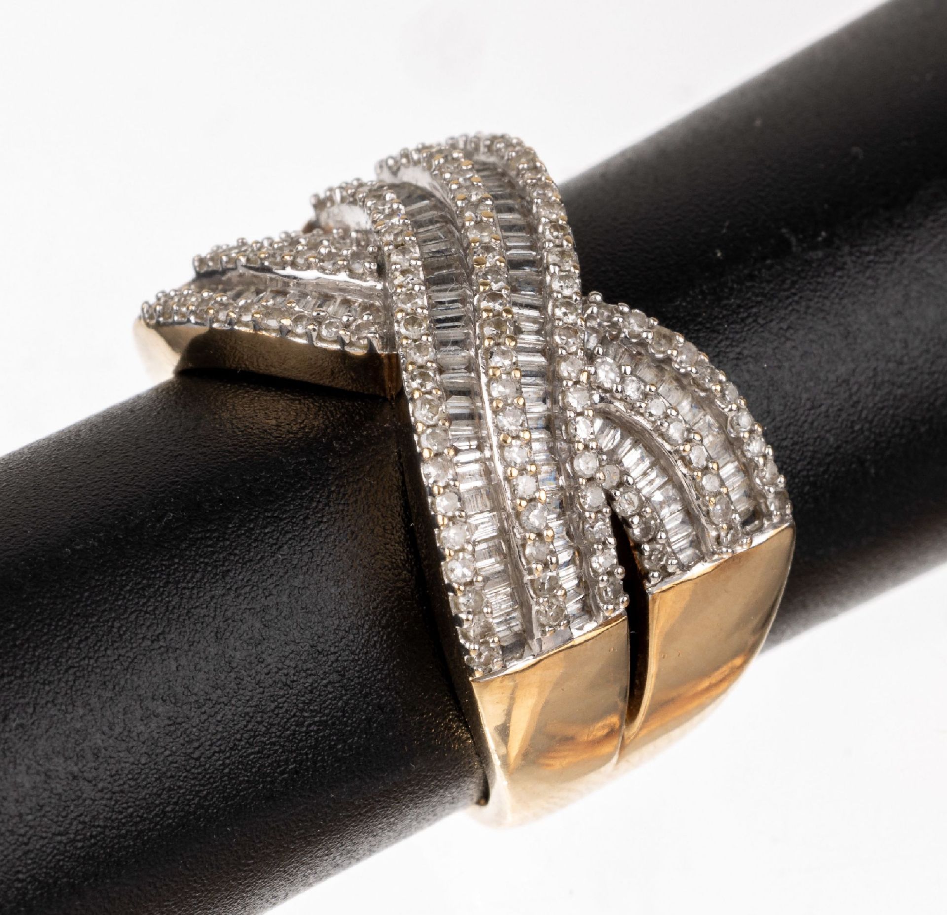 14 kt Gold Diamant-Ring,   GG/WG 585/000, geschwungene