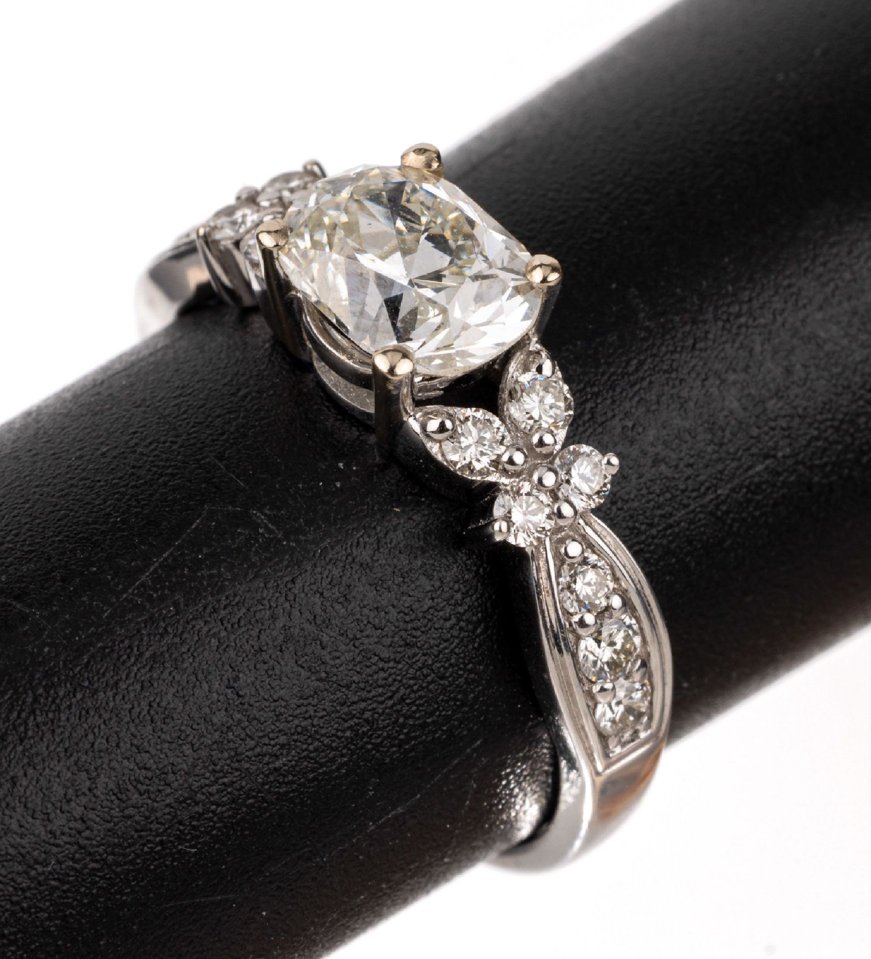 18 kt Gold Diamant-Ring,   WG 750/000, mittigovaler