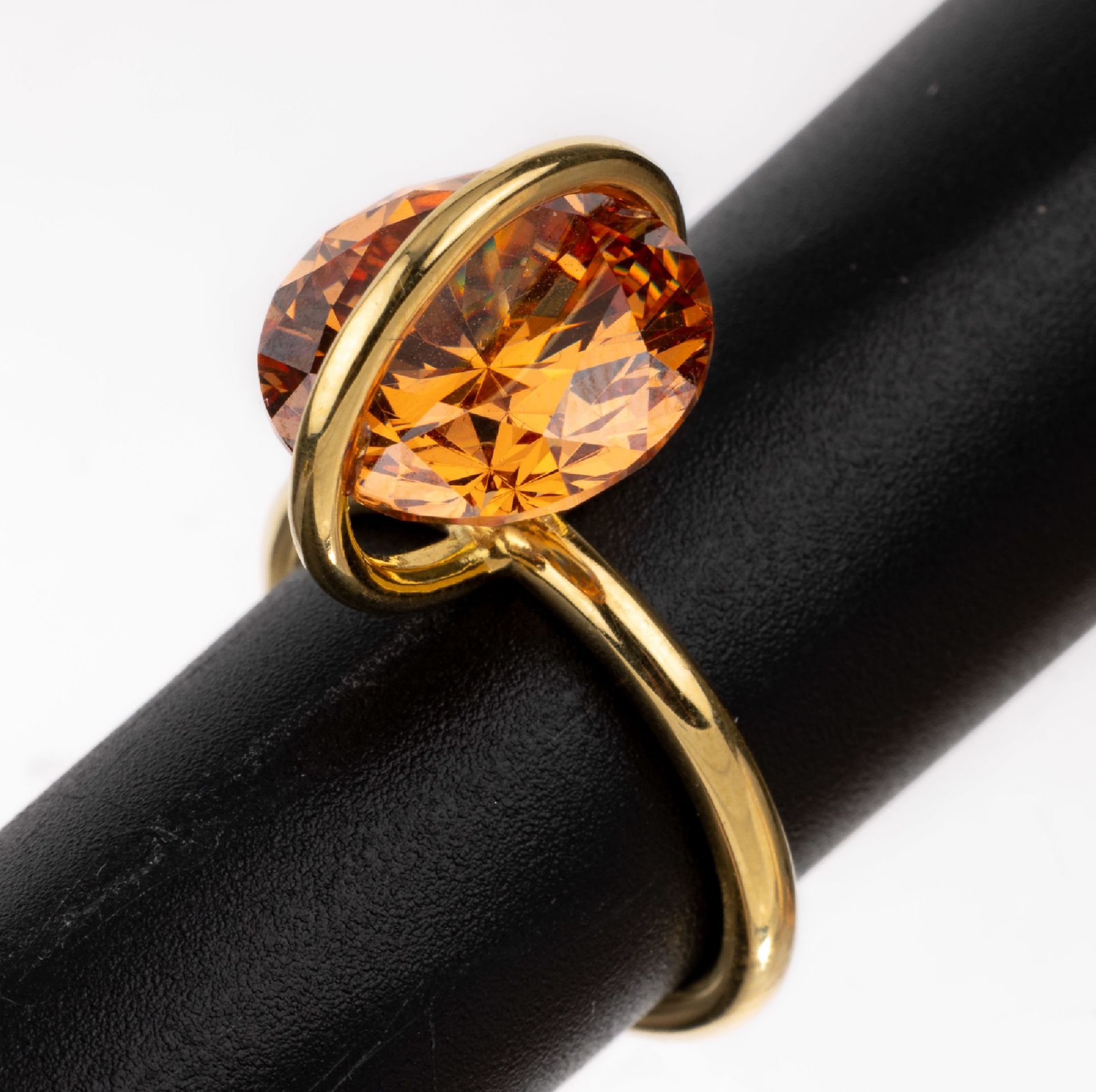 18 kt Gold Zirkon-Ring,   GG 750/000, außergewöhnliche