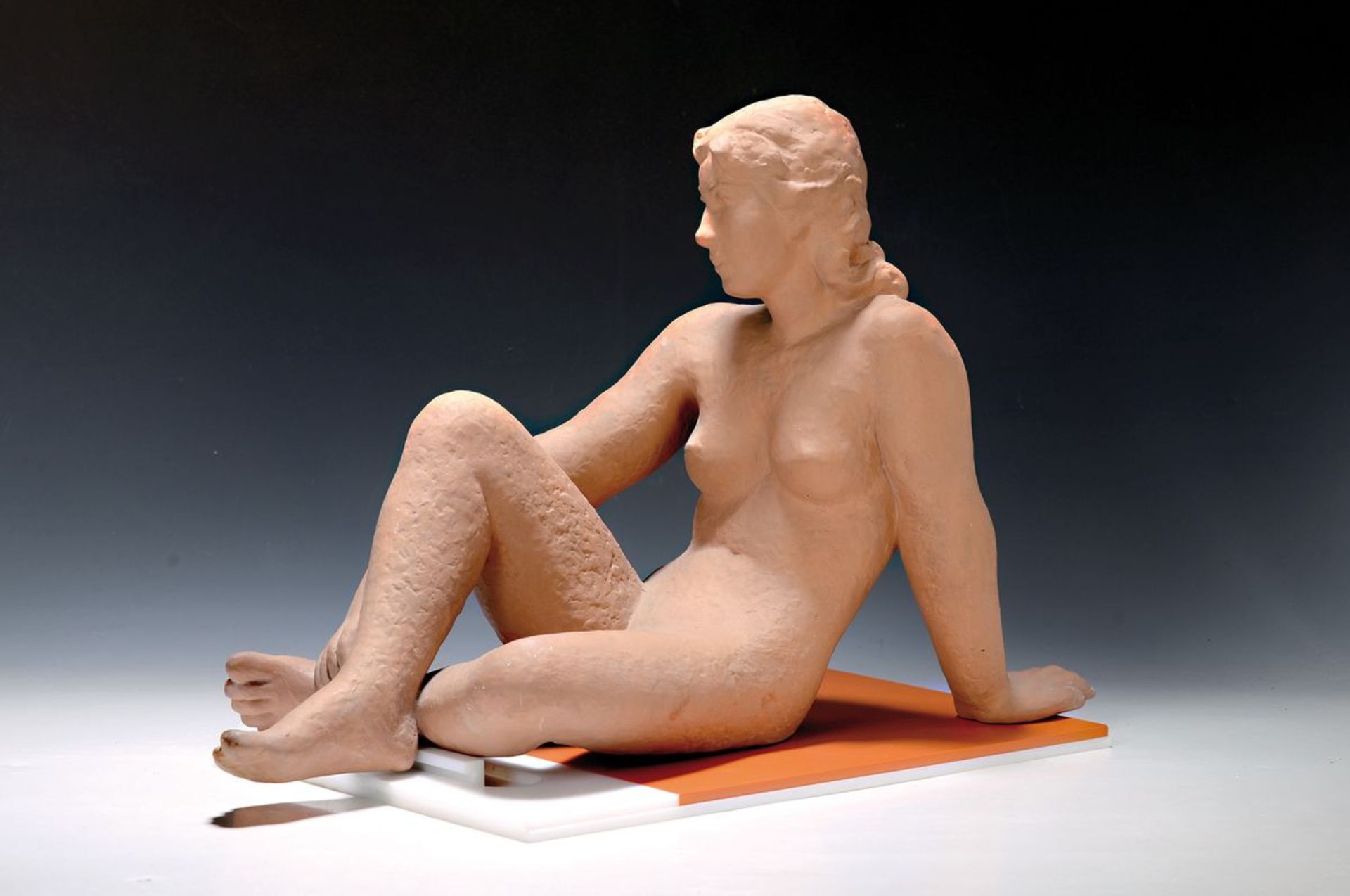 Skulptur 'sitzender Akt', Karlsruher Majolika, Dorothea