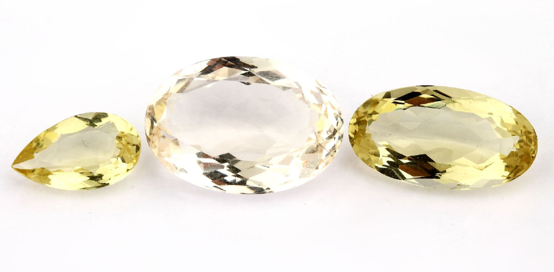 Lot 3 lose Goldberylle, ca. 38.94 ct, 2 x ovalfacett., 1