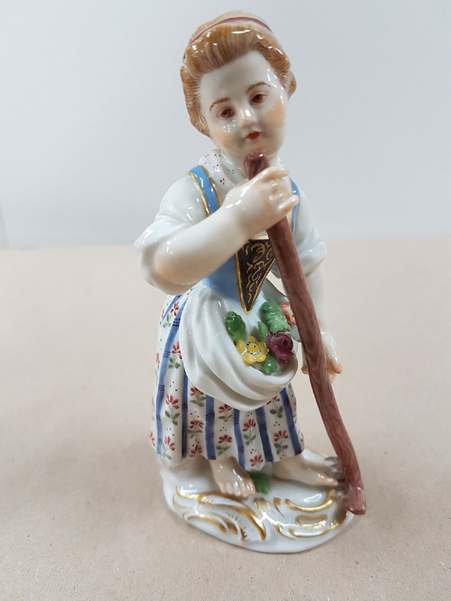 Porzellanfigur, Meissen, 20. Jh.,  Gärtnerin mit Rechen, - Bild 2 aus 7