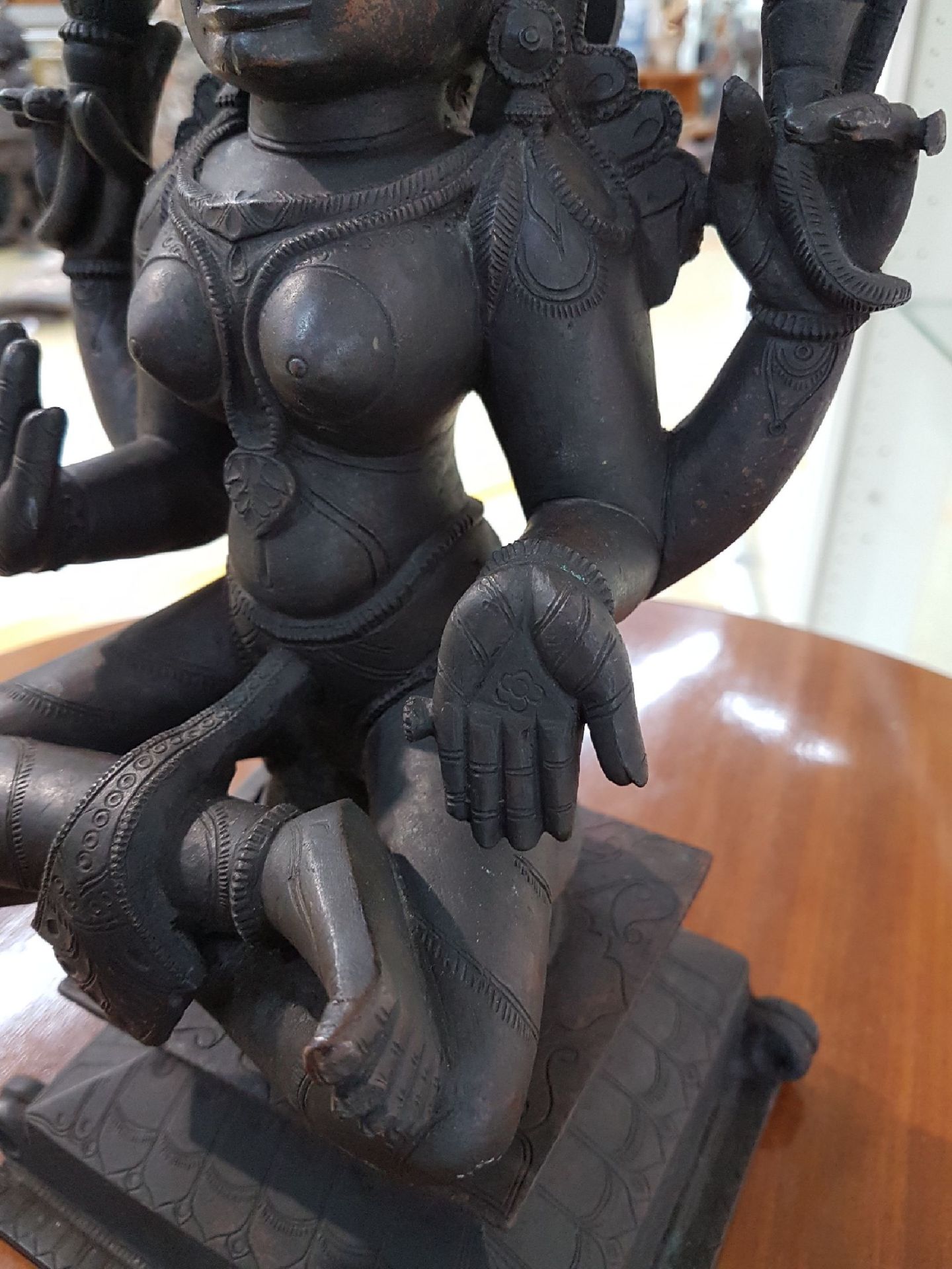 Bronzeskulptur, Indien, 19. Jh., Göttin Lakshmi, schwere - Image 6 of 11