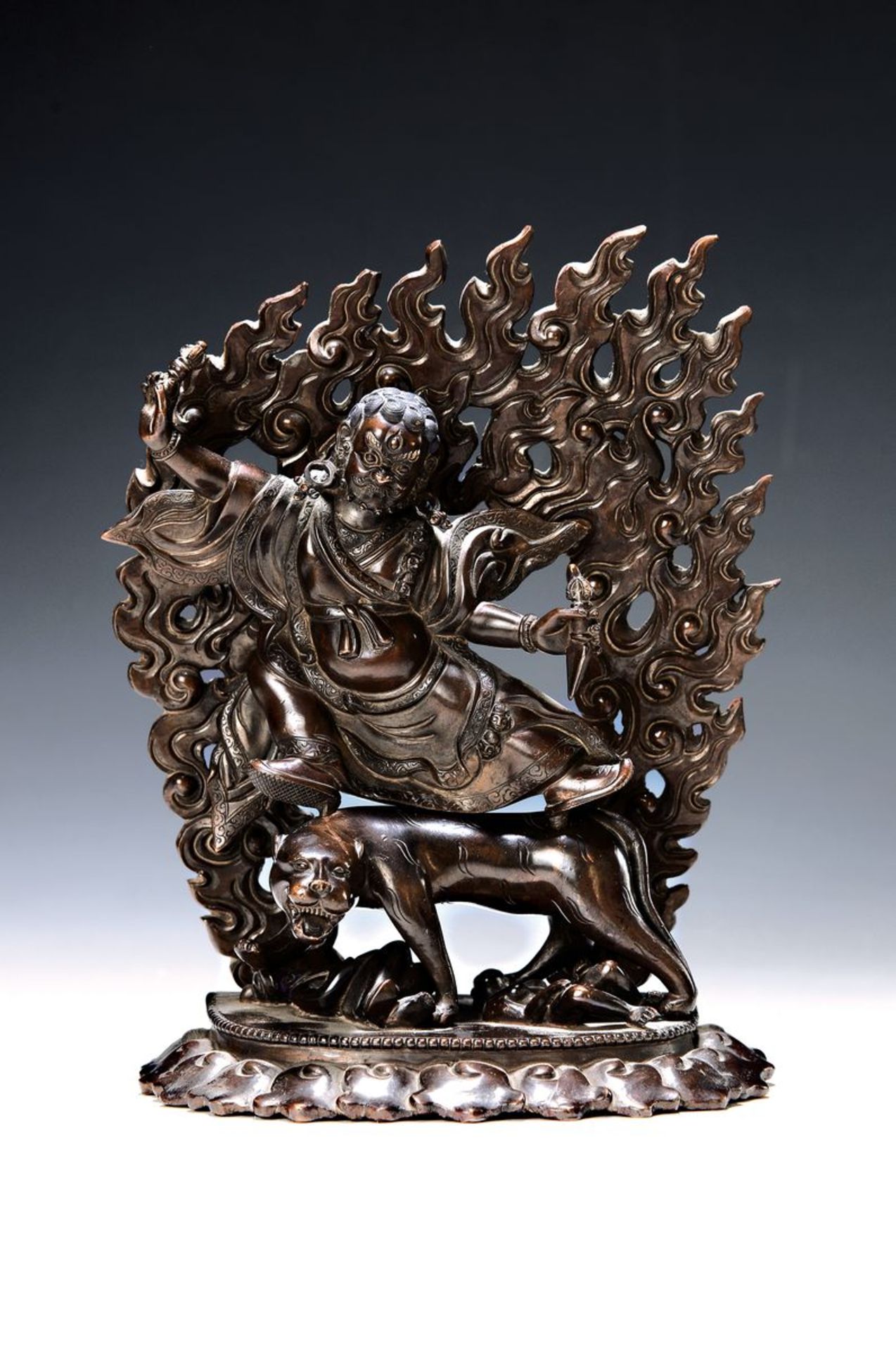 Bronzeskulptur eines der acht Dharmapalas, Tibet/Nepal,