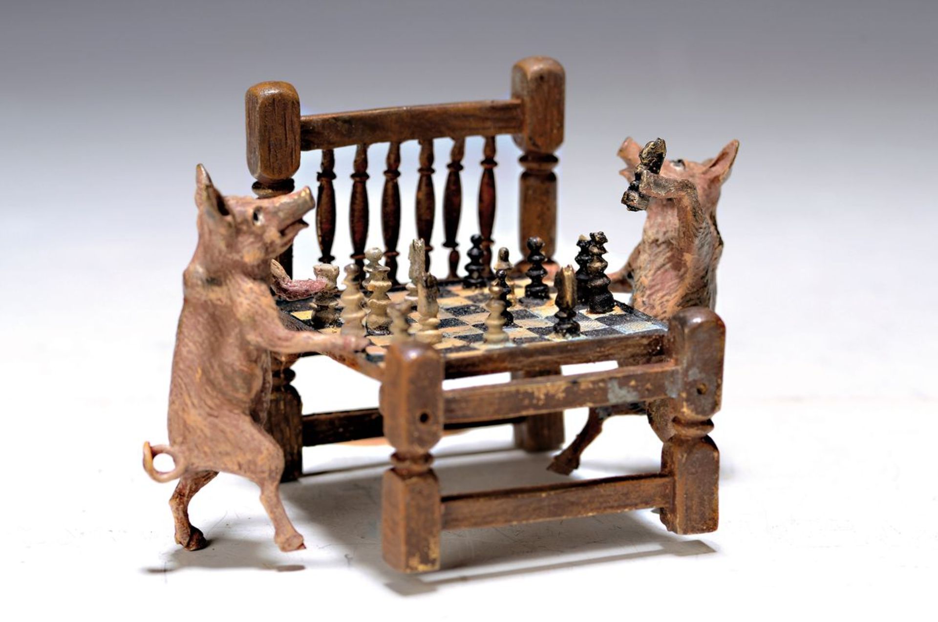 Wiener Bronze, Schweine beim Schachspiel,  bunt staffiert,