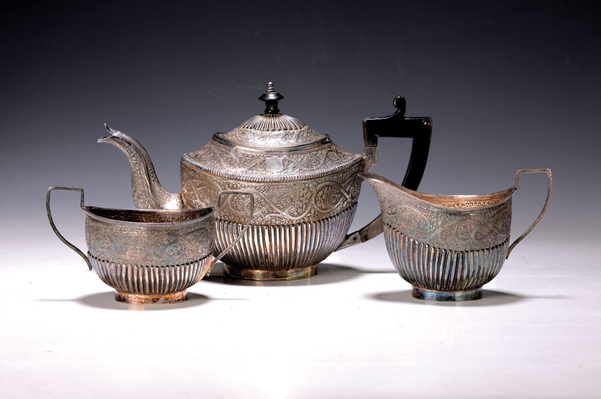 Teekanne, Zuckerdose, Milchkännchen, Indien, um 1930,