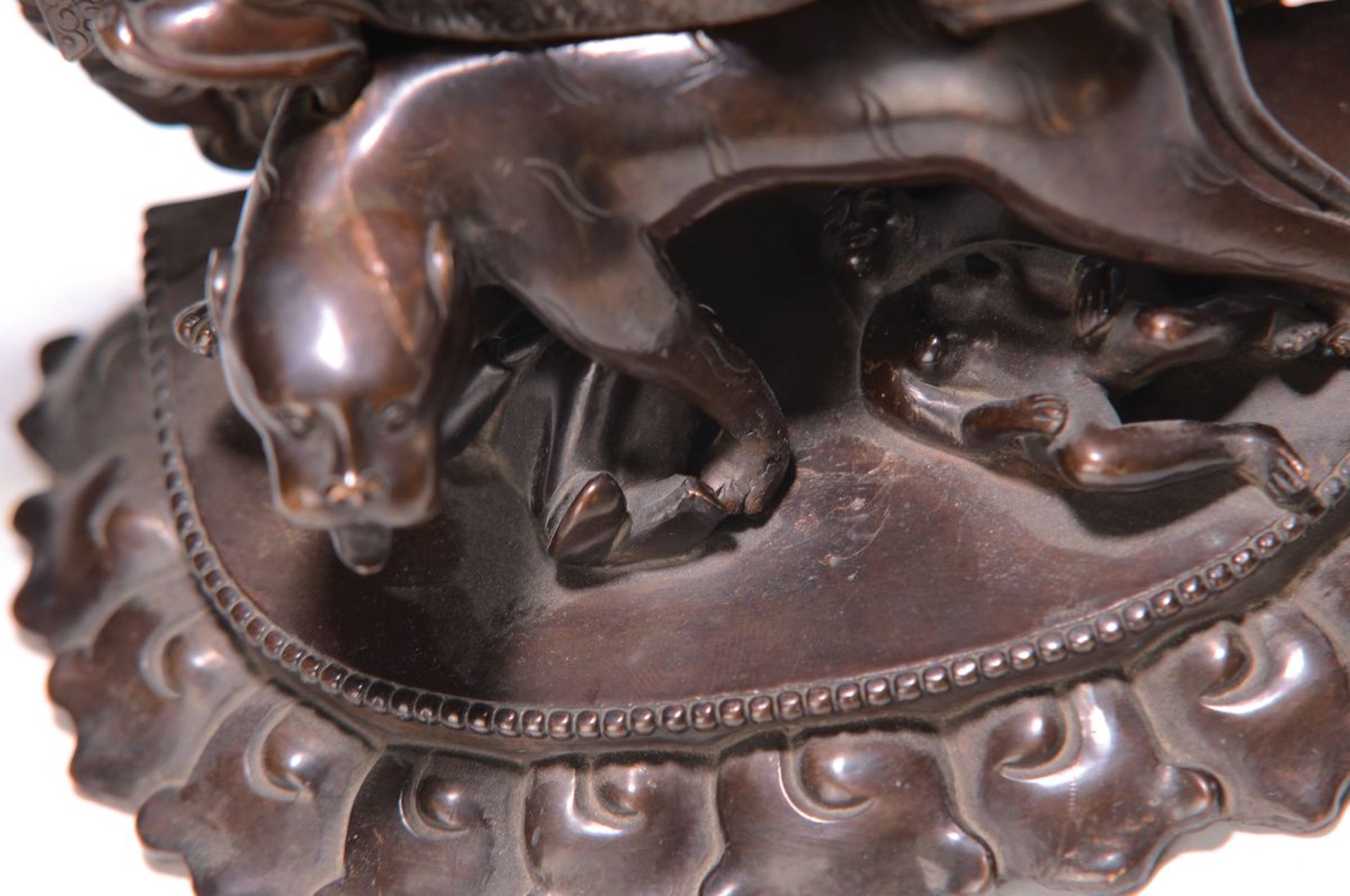 Bronzeskulptur eines der acht Dharmapalas, Tibet/Nepal, - Image 2 of 2