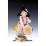 Porzellanfigur, Meissen, 20. Jh., verkleidete Amorette,