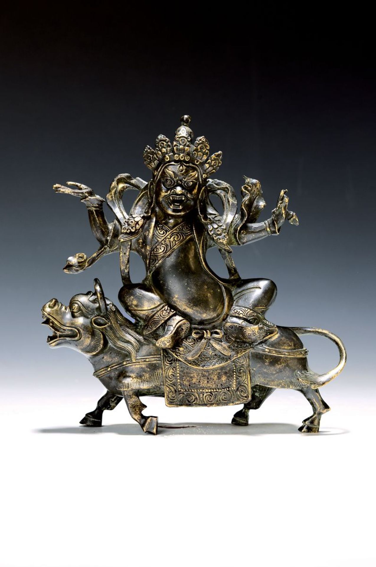 Mahakala, Mongolei, um 1900, Bronze, auf einem Büffel