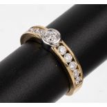 14 kt Gold Brillant-Ring, GG/WG 585/000, mittig in WG