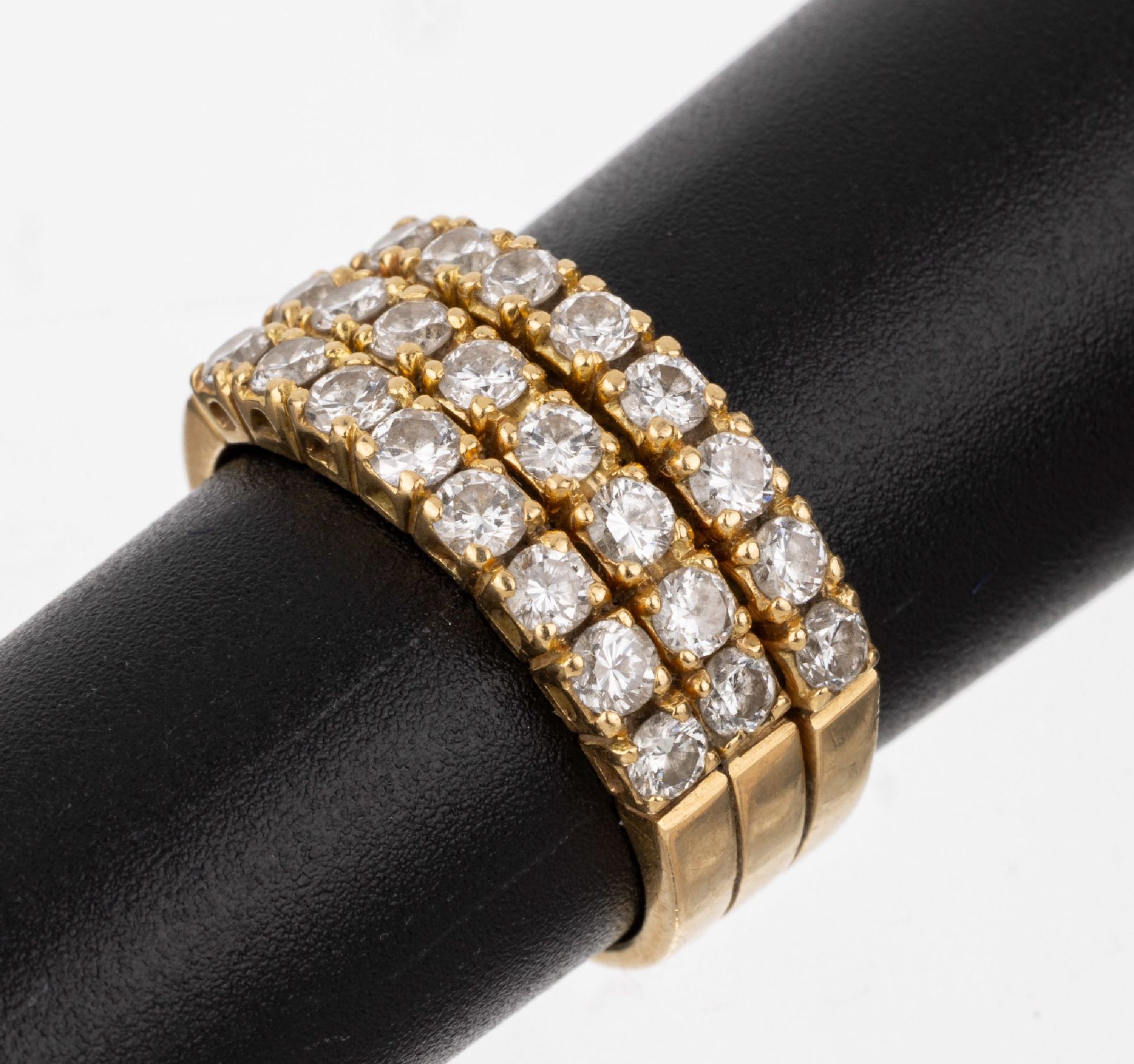 18 kt Gold Brillant-Ring, GG 750/000, 24 Brillanten zus.