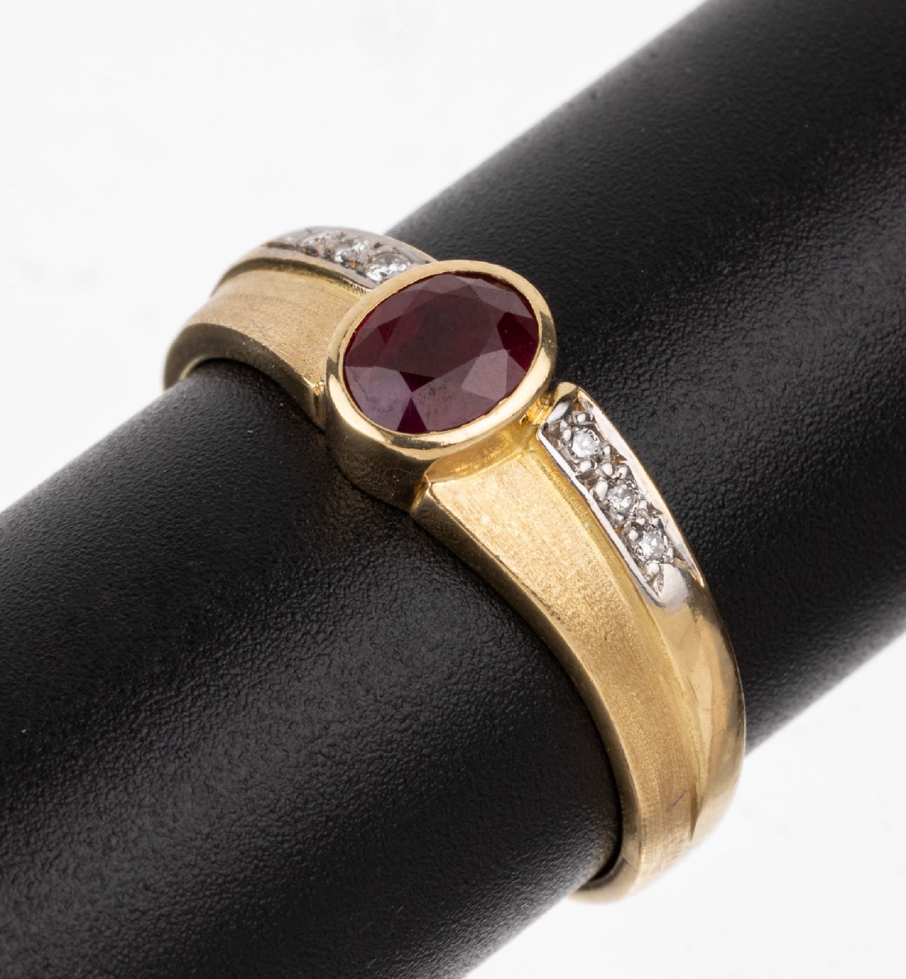 18 kt Gold Rubin-Brillant-Ring, GG/WG 750/000, mittig