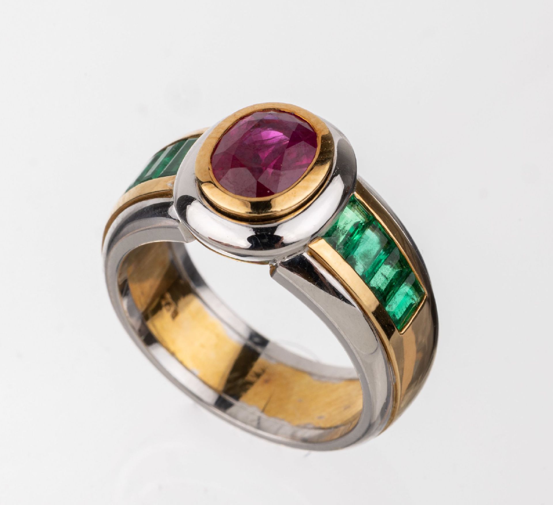 18 kt Gold Farbstein-Ring, GG/WG 750/000, ovalfacett.