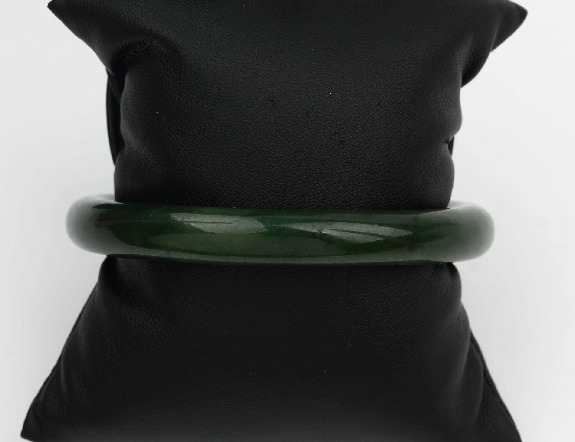 Jade-Konvolut, best. aus: 1 Armreif, D. ca.6.5 cm, und 1 - Image 3 of 3