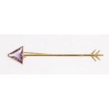 18 kt Gold Amethyst-Brosche, GG 750/000, stil. Pfeil,