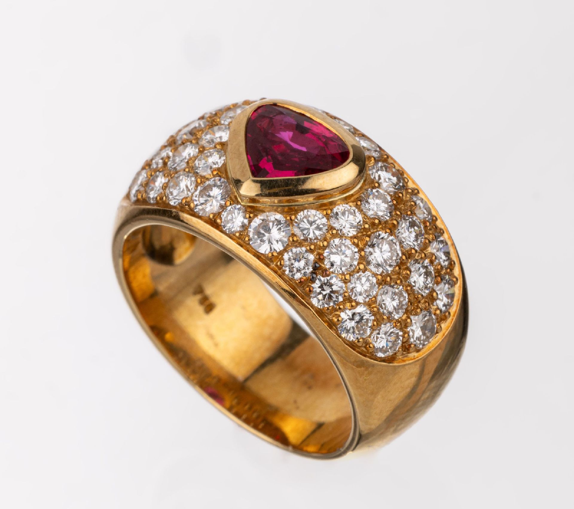 18 kt Gold Rubin-Brillant-Ring, GG 750/000,mittig