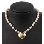 Zuchtperl-Collier mit 14 kt Gold Brillant- Mittelteil,