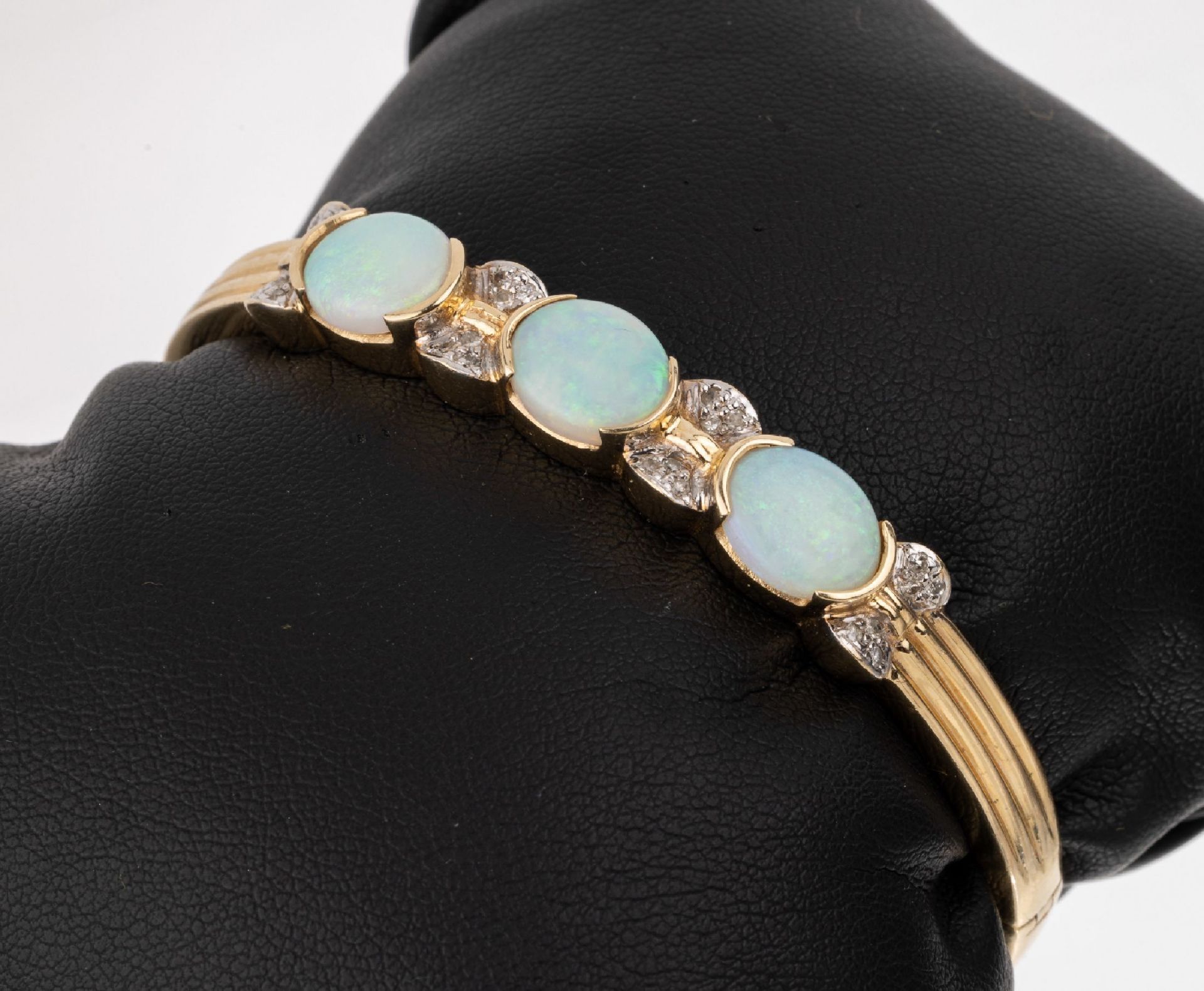 14 kt Gold Opal-Diamant-Armreif, GG 585/000, 3 ovale