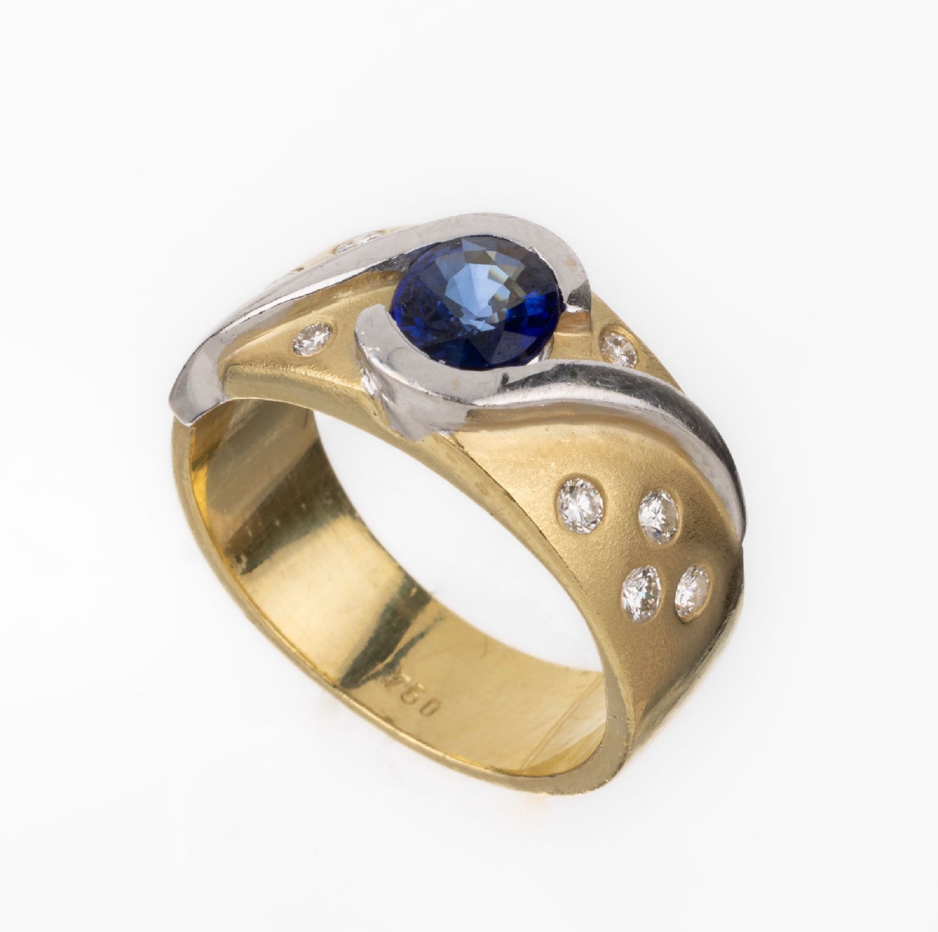 18 kt Gold Saphir-Brillant-Ring, GG/WG 750/000, mittig