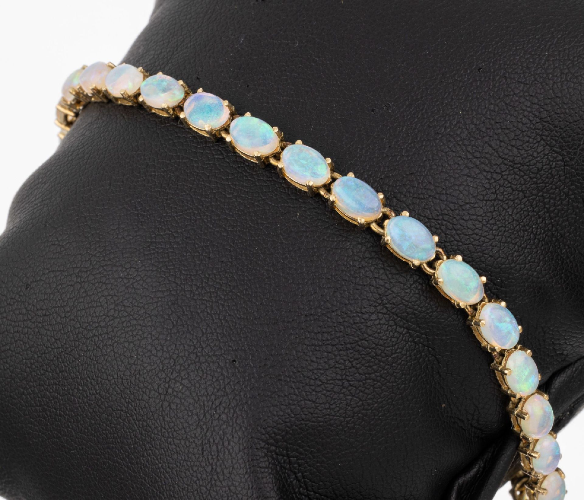 9 kt Gold Opal-Armband, GG 375/000, ovale Opalcabochons