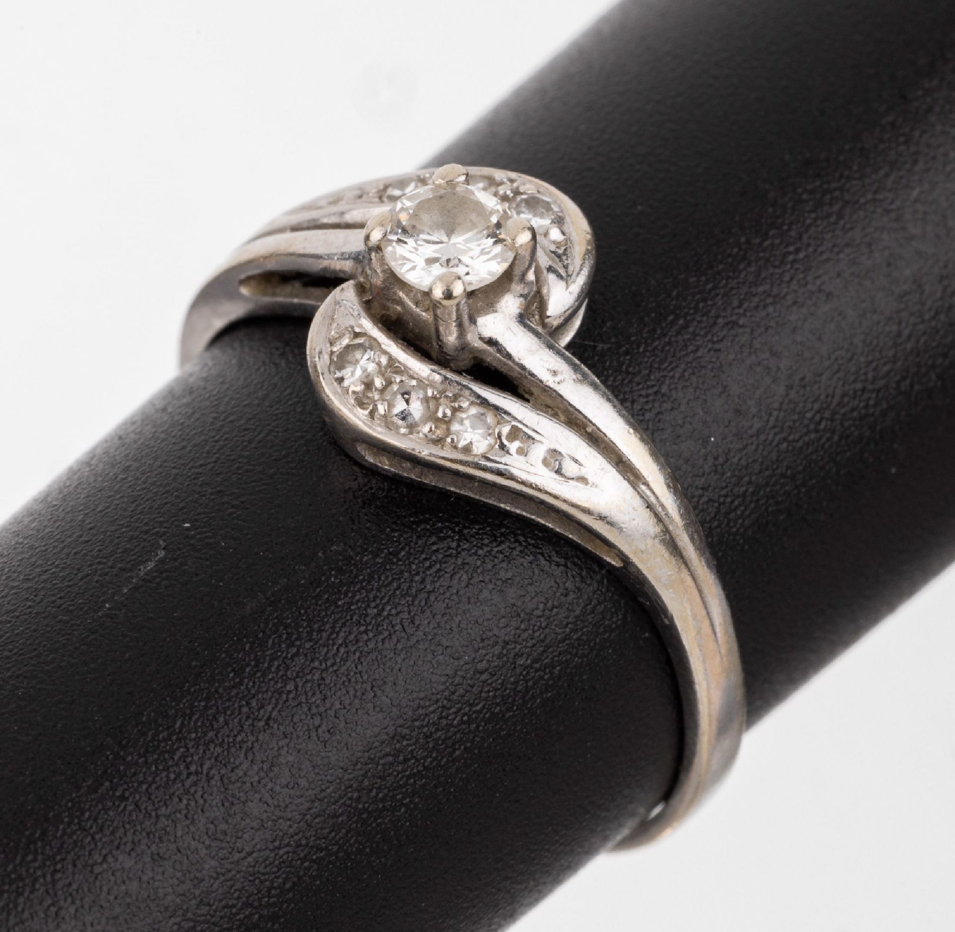 14 kt Gold Diamant-Ring, WG 585/000, 1 Brillant ca. 0.20
