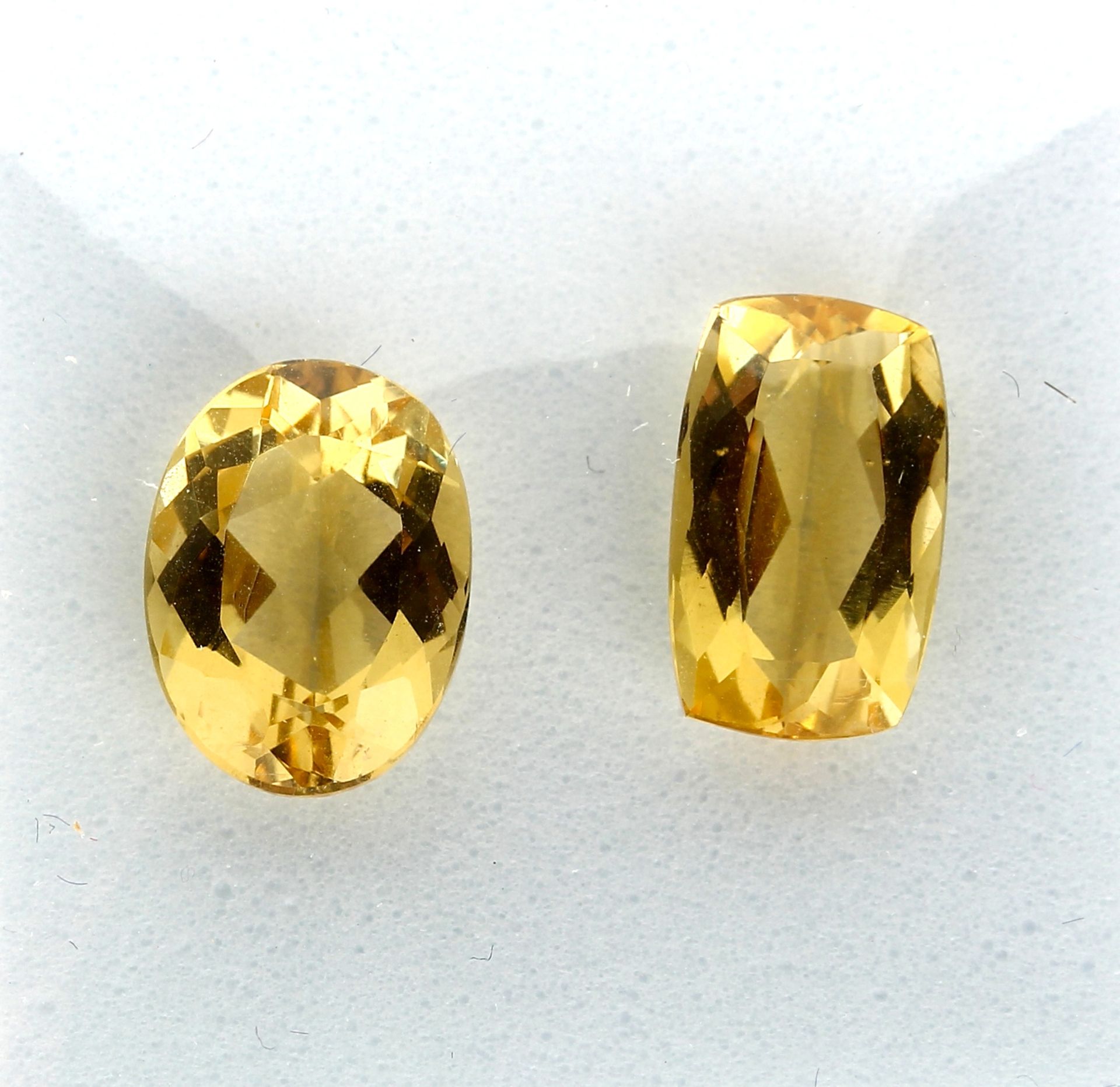 Lot 2 Gold Beryll, 8.36 ct, 1 x rectangularCushion 3.92