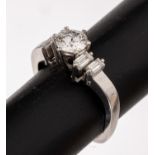 18 kt Gold Diamant-Ring,   WG 750/000, mittiger Brillant