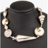 Collier mit Muschelgliedern,   Silber gepr., Glieder in