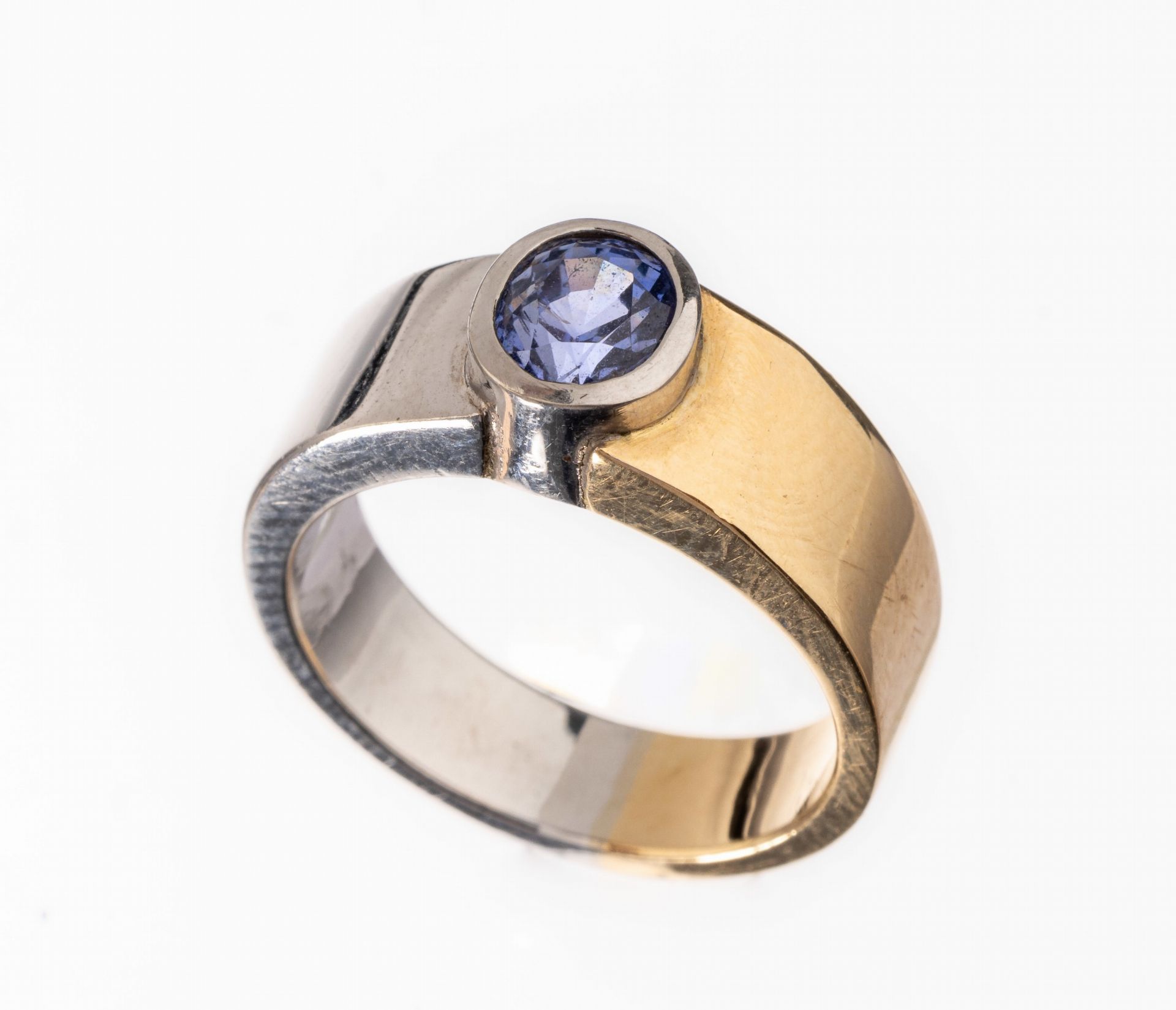 14 kt Gold Saphir-Ring,   WG/GG 585/000, rundfacett.