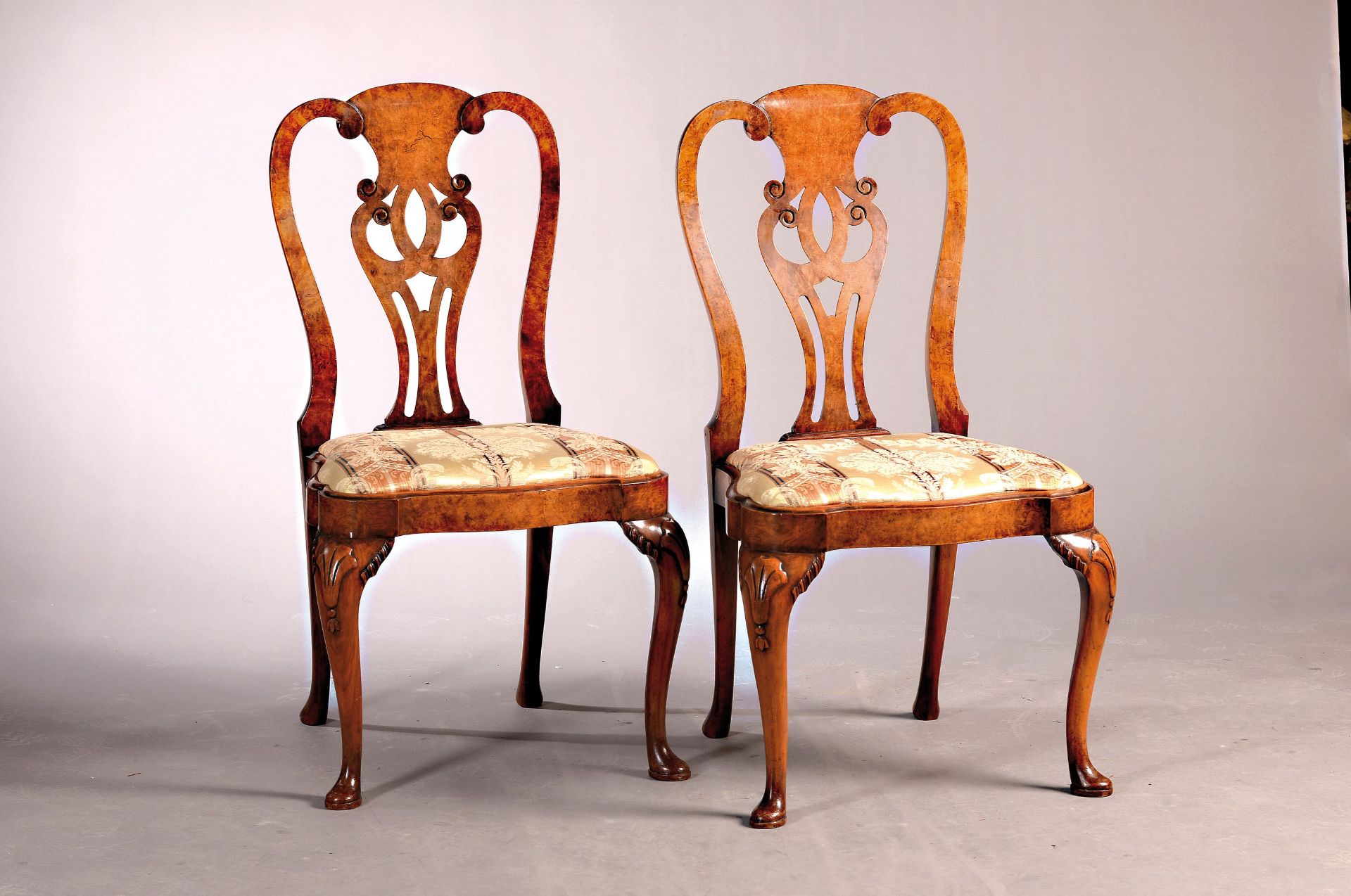 Paar Stühle, Queen-Anne-Stil, um 1900,  Nußbaum massiv,