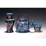 Teekanne, Becher und Vase, China, um 1900 bis Mitte 20.