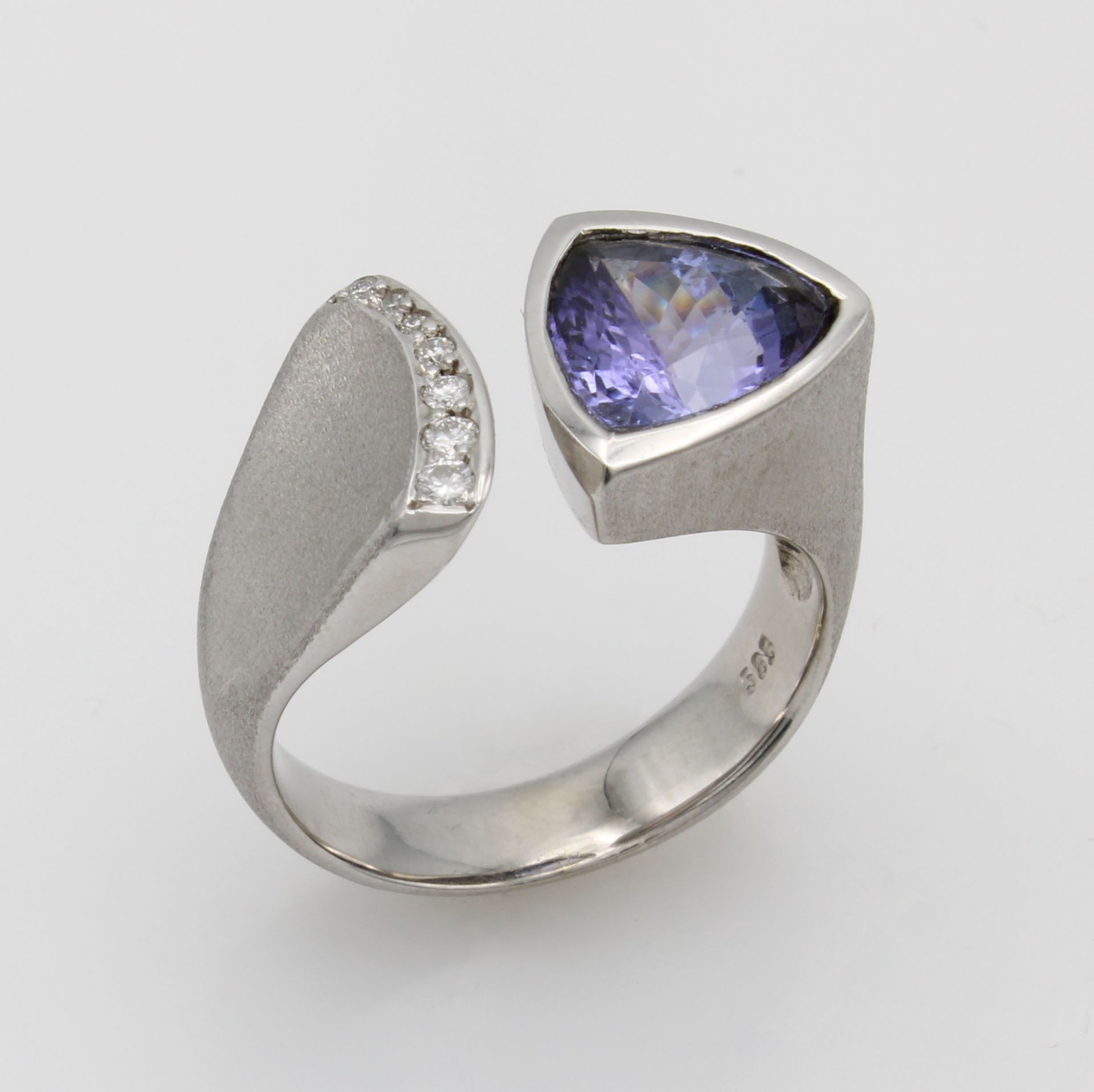 Ring mit Tansanit und Brillanten, WG 585/000, z.T. matt.,