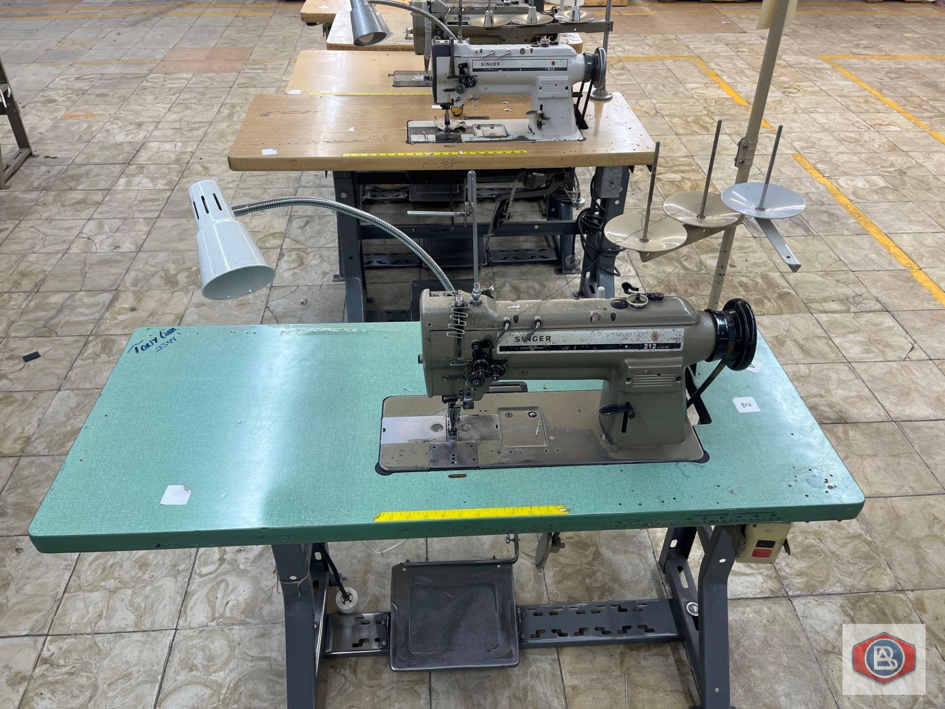 Singer Sewing Machine - Image 2 of 4